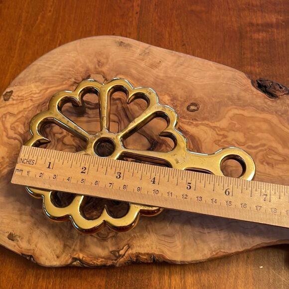 Baldwin heavy brass Circle of Hearts Trivet from the Shelburne Museum in Vermont - Picture 5 of 6